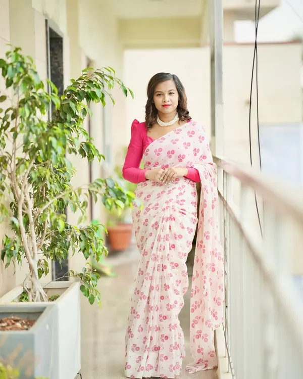 The elegance of white and the softness of mulmul cotton, crafted for the woman who defines sophistication. This saree is paired with a vibrant pink puff-sleeve blouse.