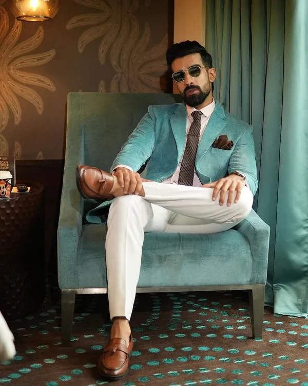 Our aqua corduroy blazer, styled for a relaxed yet polished look. The textured fabric adds a tactile dimension, making it a unique piece that transitions effortlessly from a business lunch to an evening out.