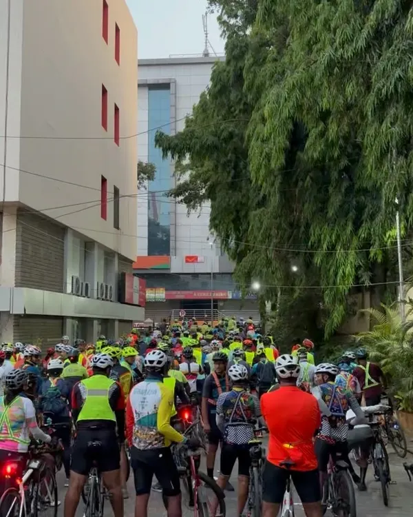 A massive turnout for the 'Namma Keregalu - 100K BP' ride, organized by Bangalore Randonneurs. We are so proud to see such a huge crowd, including 55 women riders and 80 rookies, ready to explore Bangalore's lakes.