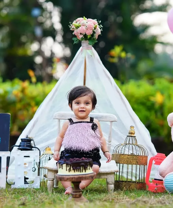 A perfect first birthday setup in the park, combining a cake smash, a teepee tent, and a friendly teddy bear. This outdoor session captures the joy of turning one in a natural, vibrant setting.