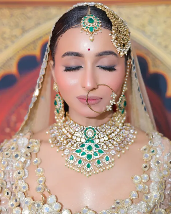 A close-up of this royal and traditional look. The focus is on the flawless, glossy base and the sharp winged liner, paired with a soft nude lip. This is elegance personified.