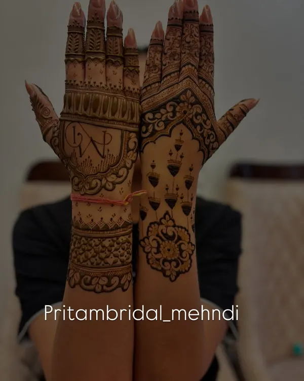 A personalized design featuring the couple's initials 'V' and 'R' on one hand, while the other hand has a modern design with hanging lamps.