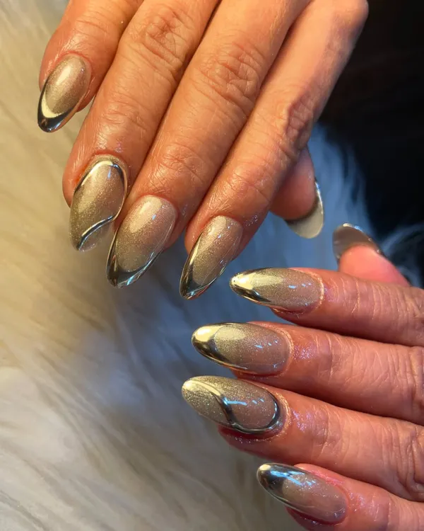 Pure luxury at your fingertips. This stunning set features a gold cat-eye base with a mesmerizing shimmer, finished with a liquid silver chrome border for a striking, dual-toned metallic look.