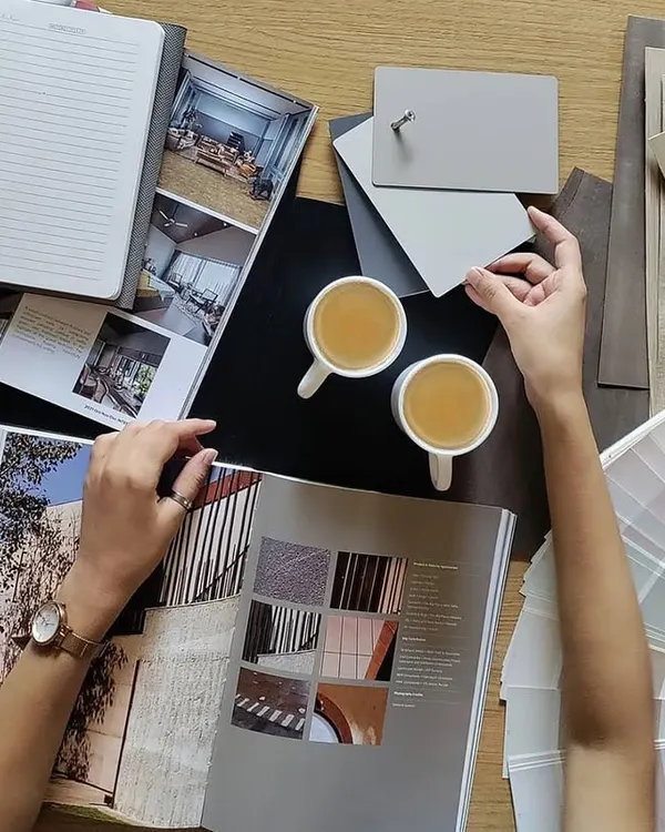 Creativity is allowing yourself to make mistakes; design is knowing which ones to keep. This flat lay shows the process of creating a mood board, bringing together material samples, color swatches, and inspirational images to define a project's aesthetic.
