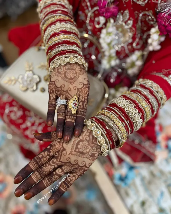Mashallah, look at that stain. This is the beautiful dark color you get from my natural henna, pictured here for a 'Baat Pakki' ceremony.