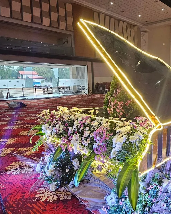 A truly one-of-a-kind decor piece: a grand piano filled with an abundance of fresh flowers and outlined with neon lights. This is the kind of creative statement piece I love to design.