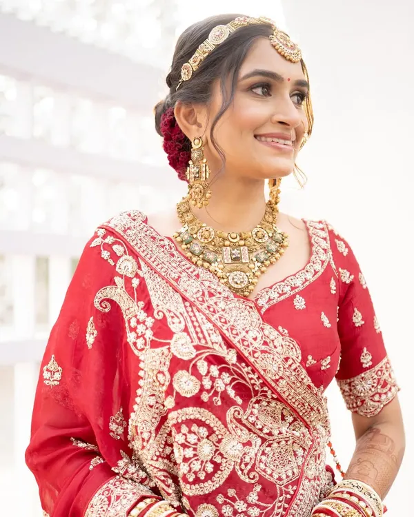 This is the bridal glow I live for. For Jagruti's big day, we went with a classic red lehenga look, focusing on radiant skin, beautifully defined eyes, and a smile that says it all. This look is timeless, elegant, and purely you. ❤️