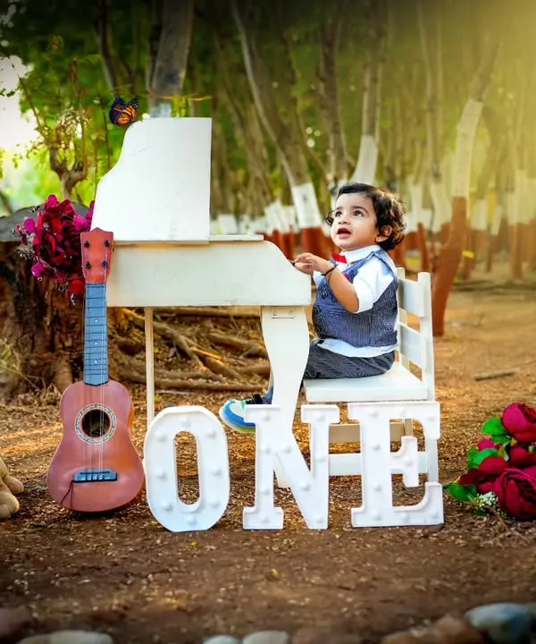 An outdoor first birthday shoot with a musical theme. The beautiful sunlight and natural setting in this Navi Mumbai park make the 'ONE' celebration even more special.
