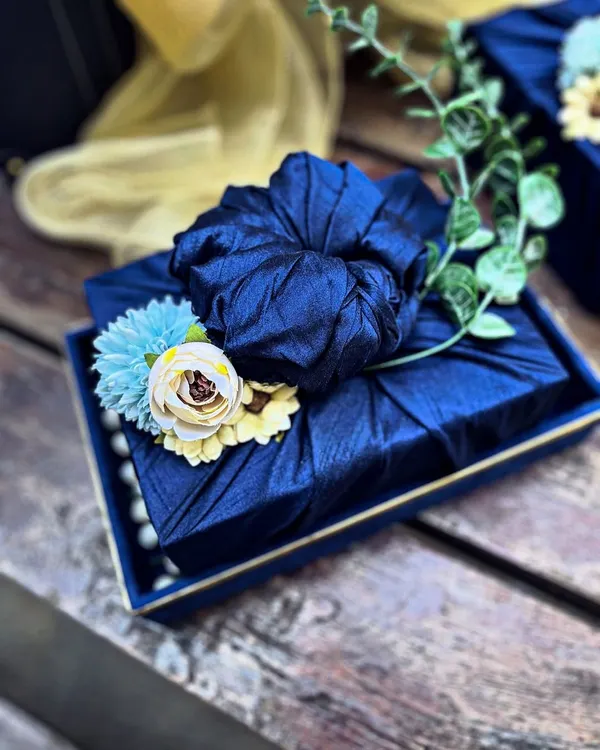 For a bride who requested a minimal embrace for her Roka gifts, I used a deep navy fabric wrap with simple floral accents. The focus is on the elegant folds and the quiet grace of the presentation, proving that simplicity can be incredibly impactful.