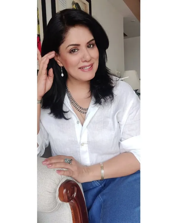 A close-up from my meetup with college friends. I paired my white linen shirt and denim skirt with a layered silver necklace and pearl drop earrings for a touch of polish.