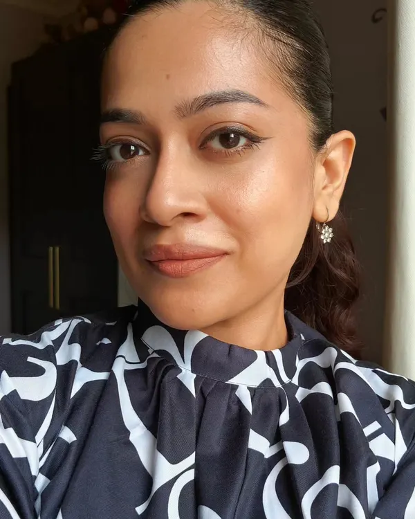 This is one of my favorite everyday looks. It's all about clean, glowing skin, a sharp but simple winged liner, and a neutral peachy-nude lip. My hair is pulled back in a sleek ponytail for a polished finish.