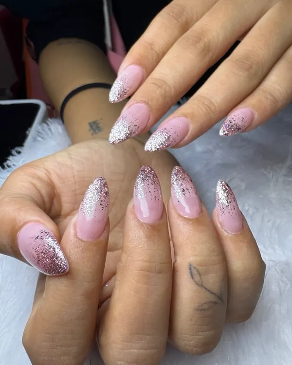 A glamorous and sparkling design perfect for any party. This set features a beautiful glitter fade, with sparkling silver and rose gold glitter cascading down a soft pink base.