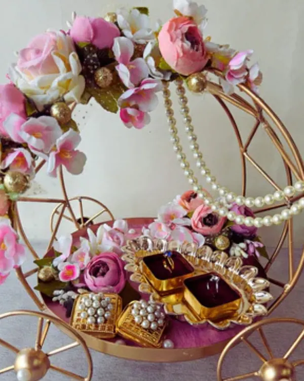 This enchanting floral carriage is one of my favorite ways to present the rings. It’s a fairytale moment, handcrafted with delicate flowers and pearl details, designed to make your engagement ceremony absolutely unforgettable.