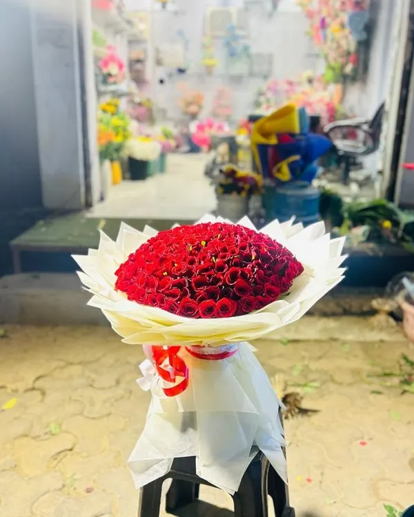 This grand bouquet of over a hundred fresh red roses is one of my best sellers for making a big statement. It's perfect for anniversaries, proposals, or Valentine's Day, and I can deliver it the same day in Ghaziabad.