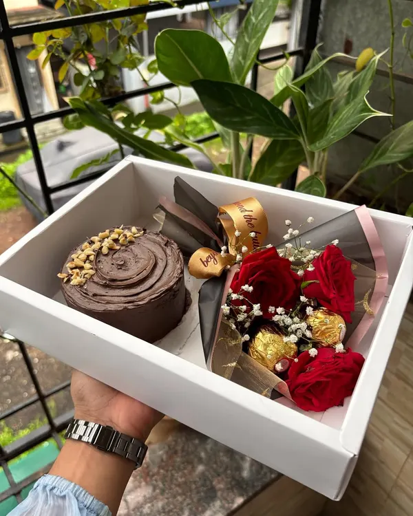 This is one of my favorite combinations to create, a complete celebration in a box. It features a rich, nutty chocolate tin cake alongside a beautiful bouquet of fresh red roses and Ferrero Rocher chocolates. It’s the perfect all-in-one gift for birthdays, anniversaries, or just to show someone you care.