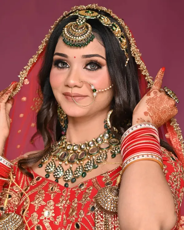 A close-up of this stunning bridal look. I focused on creating a sharp, Arabic-style winged liner and a golden cut-crease, paired with a flawless base that looks radiant in photos and in person.