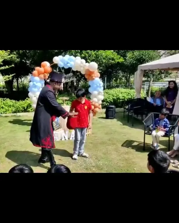 Performing my show in a beautiful garden setting. An outdoor magic show is a fantastic option for daytime parties, and my performance is adapted for the open space.