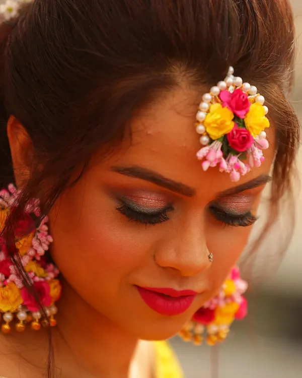 A close-up of the vibrant, custom floral jewelry I styled for a Mehendi ceremony. These handcrafted pieces, including the maang tikka and earrings, add a fresh and personal touch to traditional pre-wedding looks.
