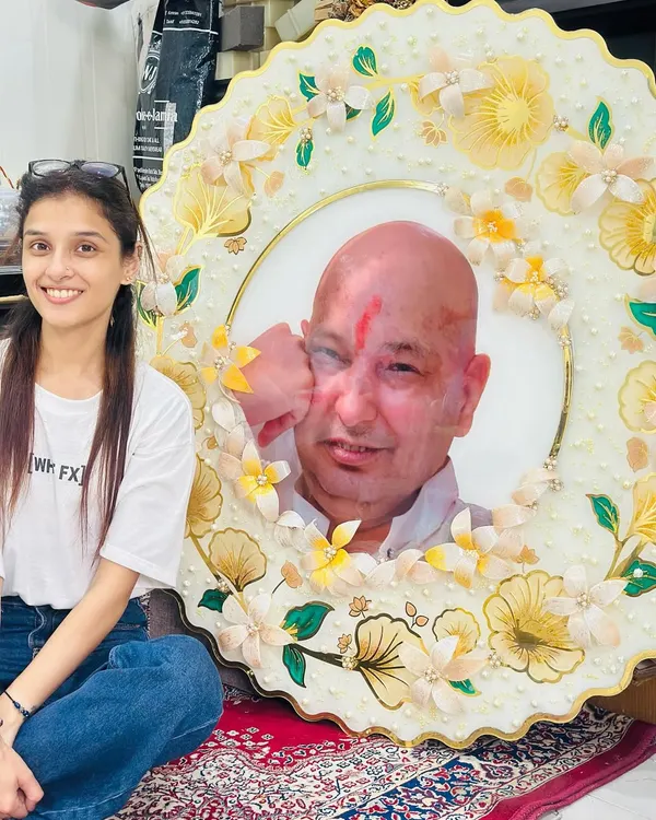 Me with my biggest Guruji frame. It was a challenging but incredibly rewarding project. I feel so grateful for the opportunity to create art that holds such deep spiritual meaning for my clients. Jai Guru Ji.