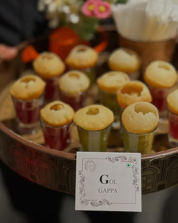 A fun and mess-free way to serve a classic. Our Gol Gappa shots come with tangy and sweet water, served on a tray by our staff so your guests can enjoy them effortlessly.