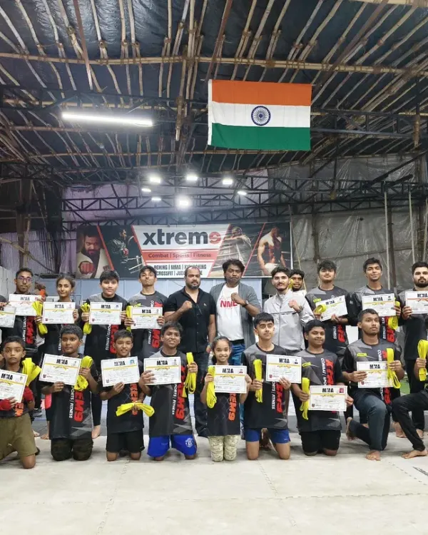 Celebrating our champions. A group photo with our students after a successful grading certification, recognizing their hard work and progress.