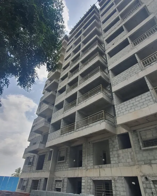 A photo from the construction phase of the 'Green Edge Casero' apartment project. This low-angle shot shows the concrete blockwork and the structure of the balconies taking shape.