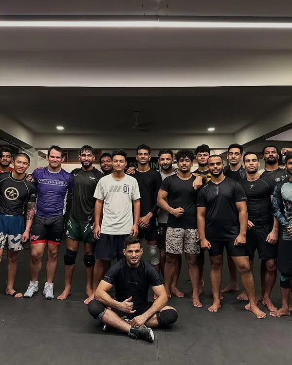 An insightful cage wrestling seminar with Coach Eliot Kelly. The squad learned new pinning positions and escapes, taking our game to the next level.