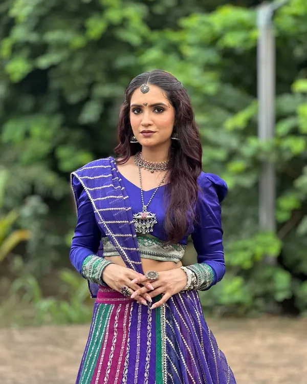 Every dandiya twirl deserves a little sparkle. This Navratri makeup look features a royal blue smokey eye and glowing skin, perfect for a night of Garba.