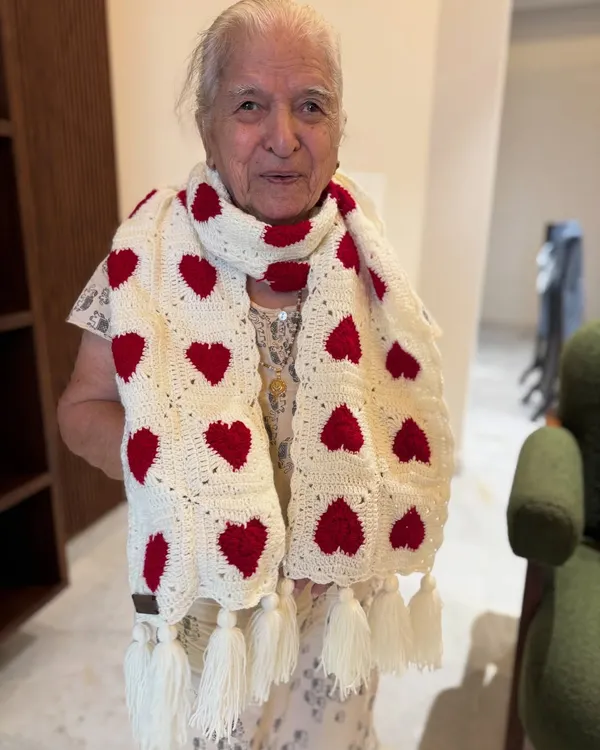 Wrap yourself in love with our heart-patterned muffler. This cozy white scarf with bright red hearts is perfect for adding a touch of warmth and sweetness to your winter look.