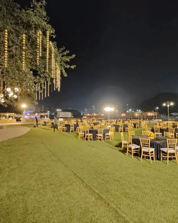 The sprawling lawn setup for the Belgian King's Day celebration, ready to welcome 400 guests. We have the experience and team to manage large-format events from start to finish.