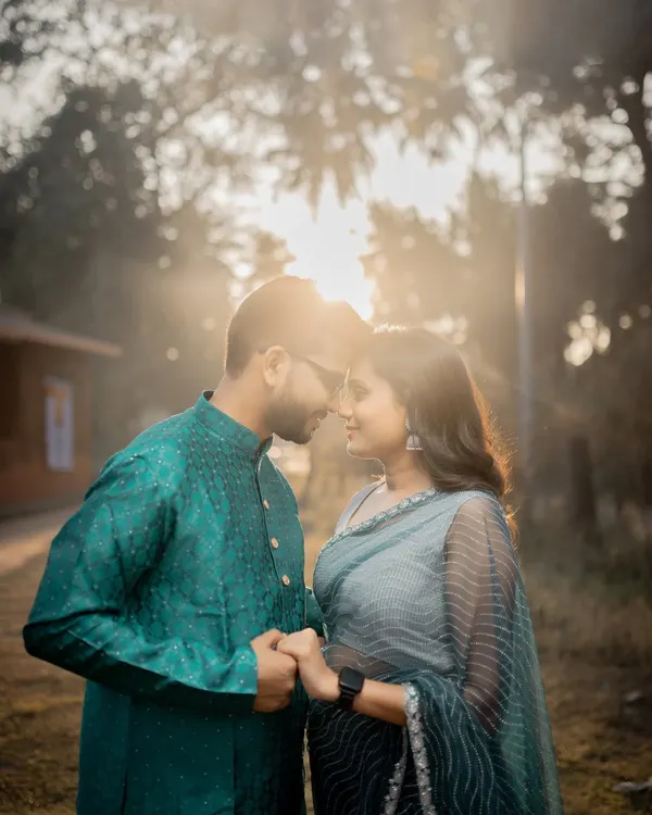 A beautiful backlit portrait at sunrise, with the golden light creating a halo effect around the couple. This technique results in soft, romantic, and ethereal images.