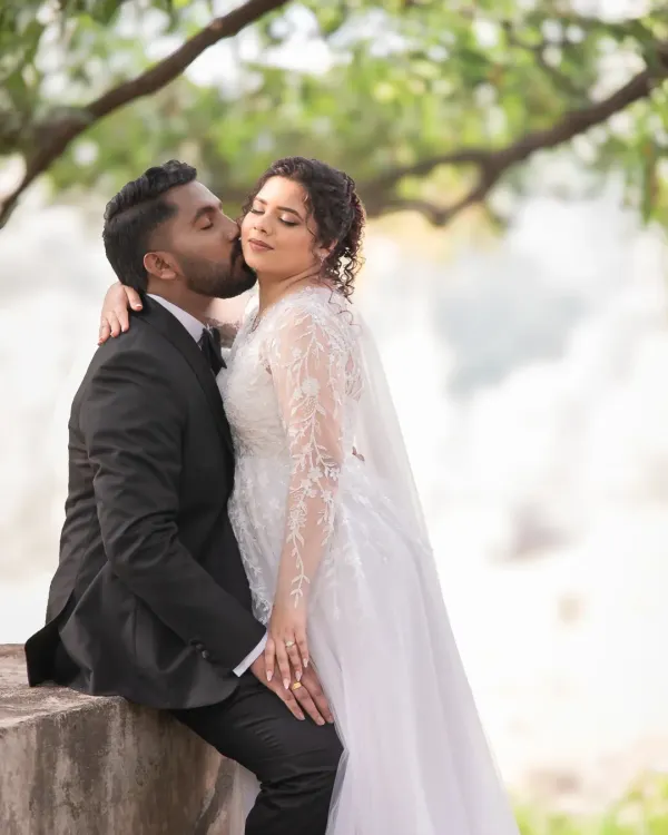 A sweet and spontaneous kiss on the cheek. I love capturing these simple acts of affection that feel completely natural and unposed.