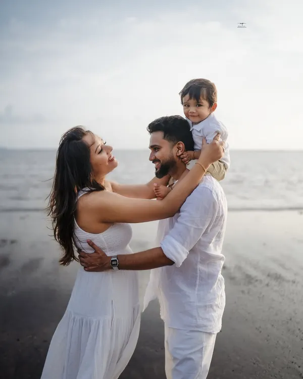A perfect family moment captured on the beach, with the little one enjoying a shoulder ride. This is the kind of candid, joyful interaction I strive to capture in every outdoor family photoshoot.