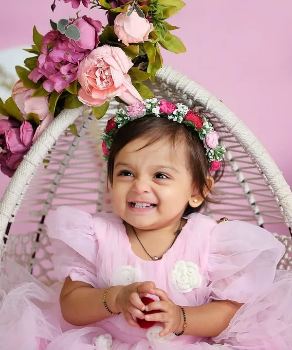 This is the kind of pure, uncontainable joy I aim to capture in every session. This beautiful smile was part of a floral-themed sitter session, perfect for celebrating that 6-month milestone.