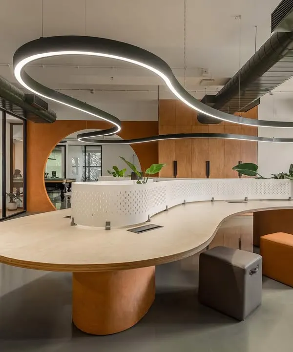 For the Hosachiguru office, we designed a central community space with modular furniture. This breakout area, located in front of the command center, features custom flowing desks and movable poufs to support brainstorming and informal meetings.