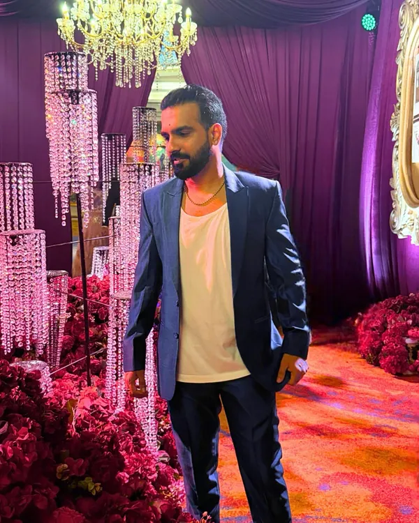 Slaying the blues, not suffering from them. A sharp blue suit for a Thursday night event.