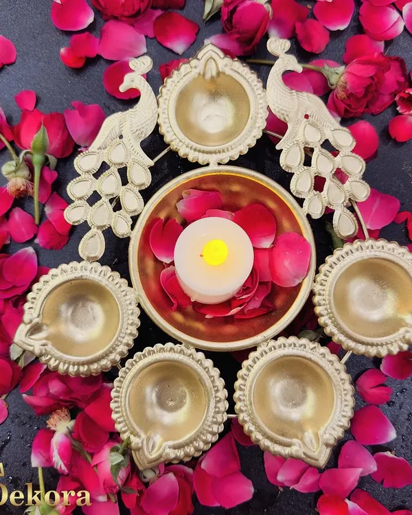 This beautiful urli diya set features intricate peacock metalwork, making it a stunning centerpiece for Diwali. Handcrafted from brass, it reflects our commitment to traditional Moradabad artistry for your festive decor.