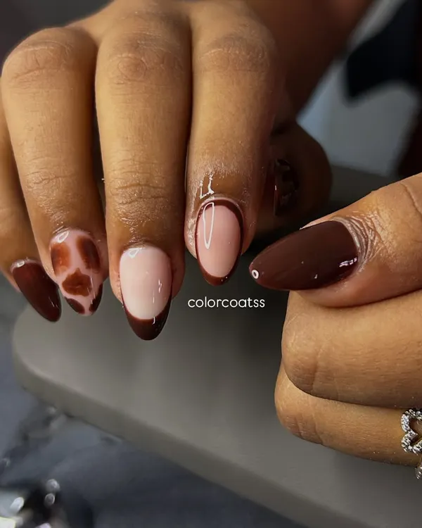 This custom set features a mix of rich chocolate brown, a classic French tip outline, and a hand-painted tortoiseshell accent nail. It's a perfect example of how we can combine different trends into one unique, reusable press-on set.