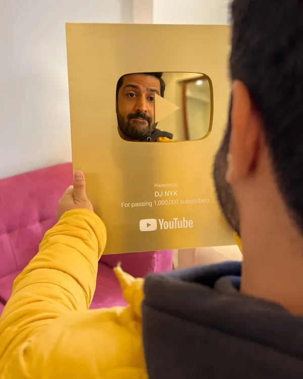 Holding this award is a moment of reflection. It's a symbol of the long journey from zero to a million subscribers, and it's a reminder of the responsibility I have to keep creating and sharing with my community.