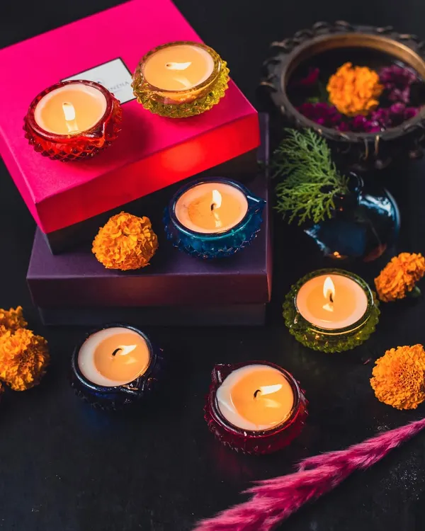 It's the season to celebrate light and purity. Our hand-poured soy wax diyas, in vibrant, diamond-cut glass, are perfect for illuminating your home during the festive season.
