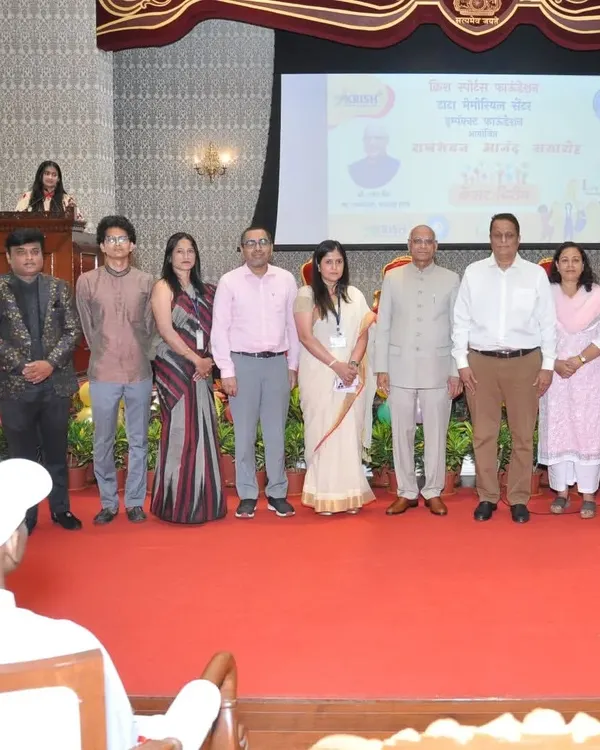 A proud moment, standing with the Governor of Maharashtra, Shri Ramesh Bais, and other organizers at Raj Bhavan. Performing for such esteemed individuals is a true privilege.