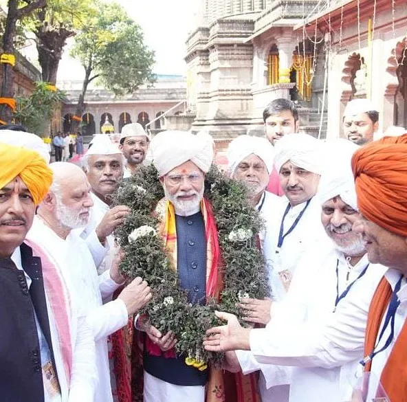 It was a moment of immense pride and gratitude to see our handcrafted Tulsi garland being presented to Prime Minister Narendra Modi during his visit to the Shree Kalaram Mandir in Nashik. Creating pieces for such significant occasions is an honour we cherish deeply.