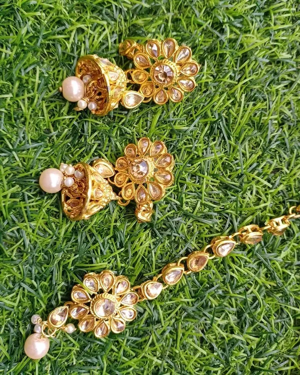 Here is a close-up of a popular rental set for guests, featuring floral-design Kundan jhumkas and a matching maang tikka. These pieces are lightweight and comfortable enough to wear through a long day of festivities.