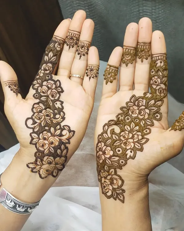 This floral vine or 'bel' design is a beautiful example of an elegant Arabic style. It flows diagonally across the hands, leaving space for a modern and uncluttered look.