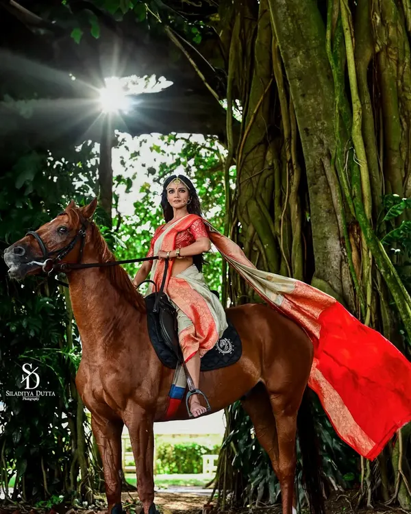 A powerful and majestic shot, combining bridal elegance with the raw beauty of a horse. This kind of themed, high-concept shoot is for the bride who wants to make a bold statement.