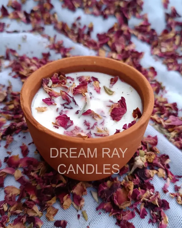 This is my rose-scented candle poured into an earthy terracotta jar. I top it with real dried rose petals for a beautiful look and an authentic floral aroma, perfect for creating a calm and rich atmosphere.