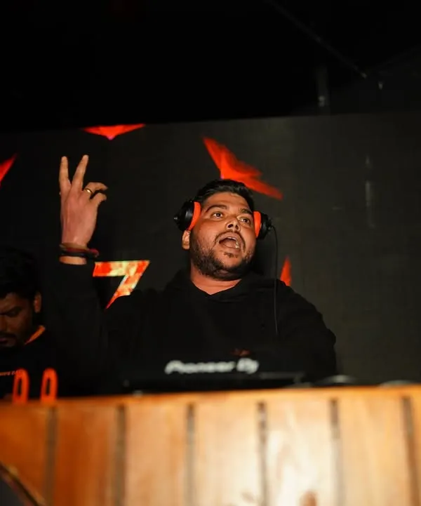 Getting the crowd hyped at Navi Mumbai Gateway. This is that moment right before the beat drops, and everyone's hands go up.