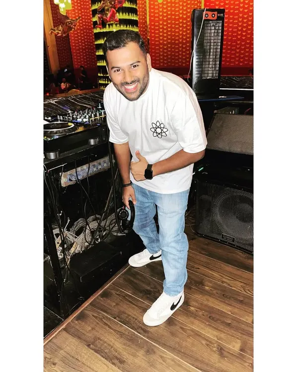 A quick photo before the party starts. I'm always ready to go, equipped with the best gear and a positive attitude to make your event a success.