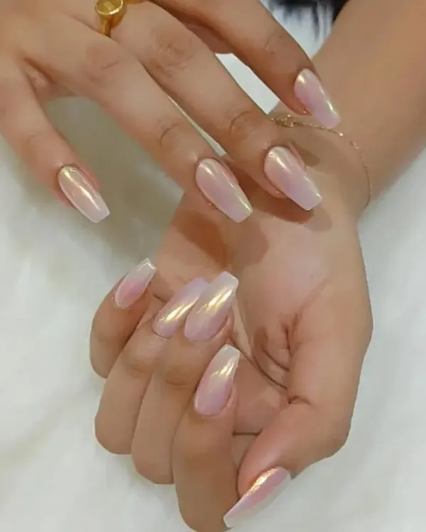 A stunning example of our pearlescent chrome finish over a neutral base, giving these coffin-shaped nails an ethereal glow.