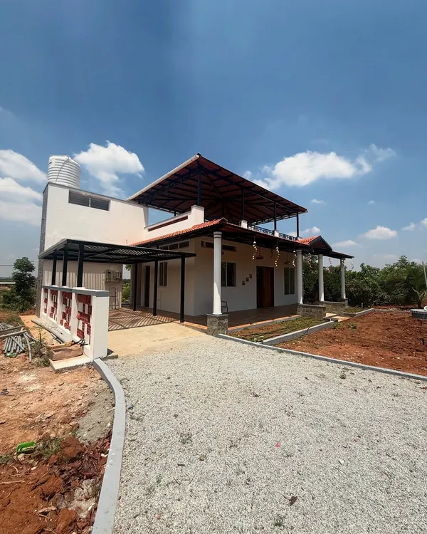 A complete view of a modern villa we constructed, featuring a prominent upper-level terrace and a clean white finish. The design prioritizes open spaces and a strong connection between the indoor and outdoor areas.